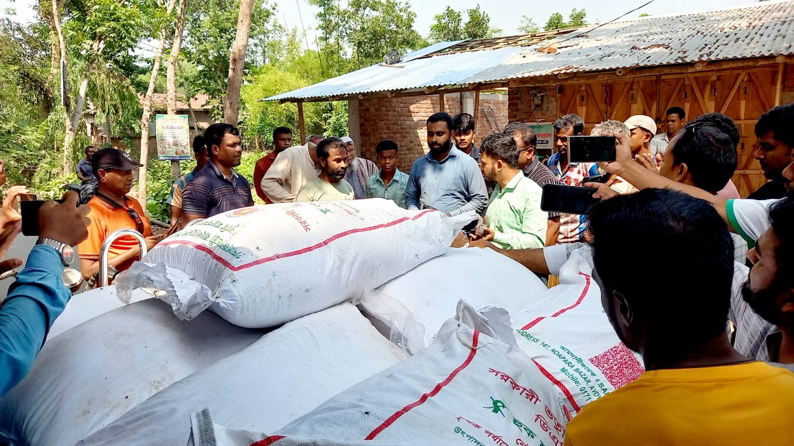 নওগাঁর মান্দায় পাচারের সময় ৪৫ বস্তা সরকারি সার আটক